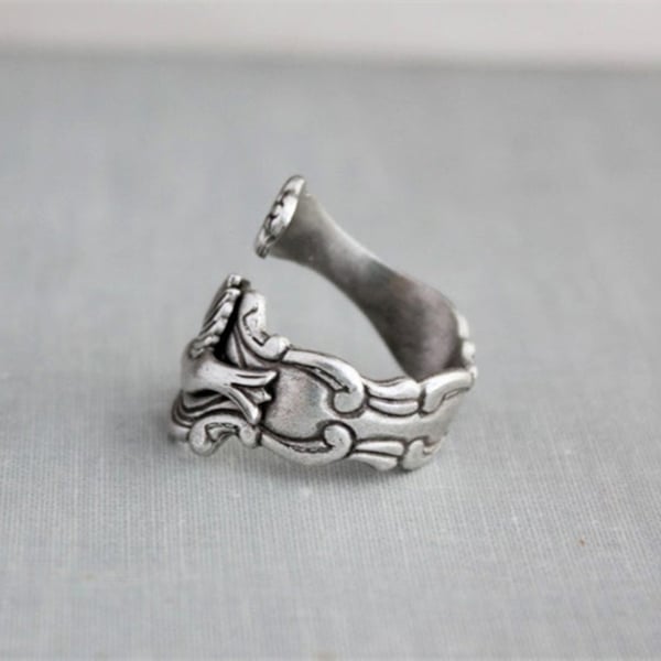 Infinionly Hummingbird Spoon Ring